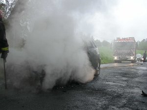 Extinguido un incendio en un vehículo en la parroquia de Val de Xestoso, en el Ayuntamiento de Monfero